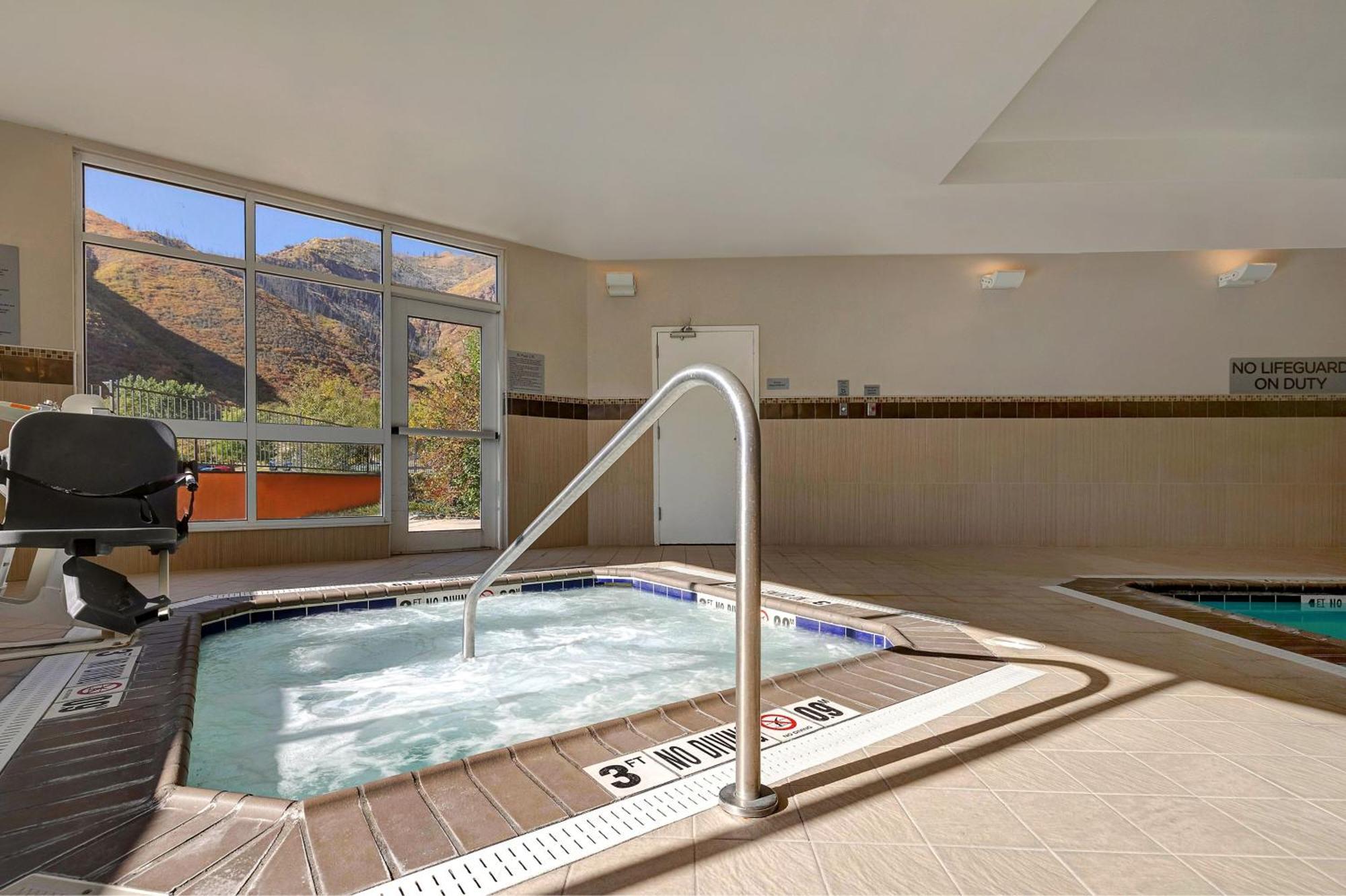 Courtyard By Marriott Glenwood Springs Hotel Exterior photo